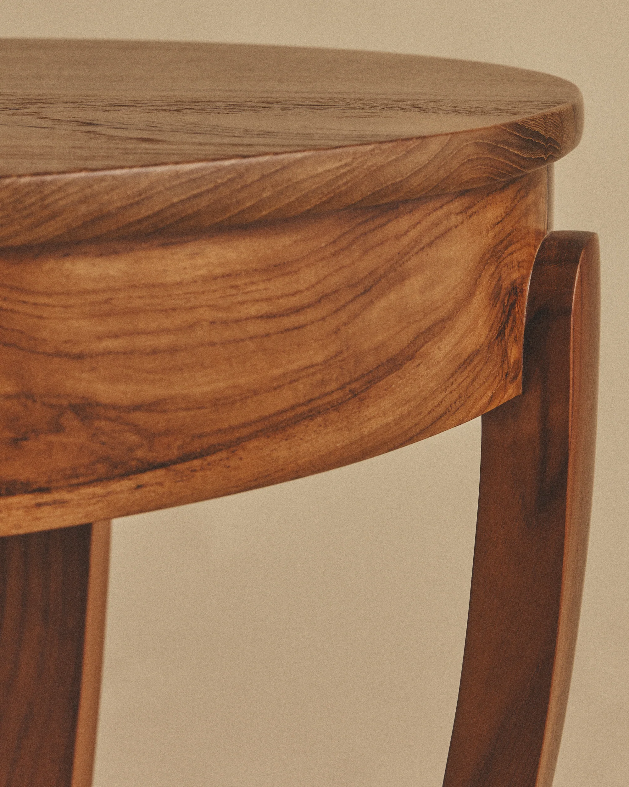 Hotel Le Malandre Tulip Game Table - Image 3